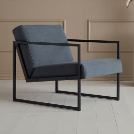 Moderne fauteuil met armleuningen samenstellen